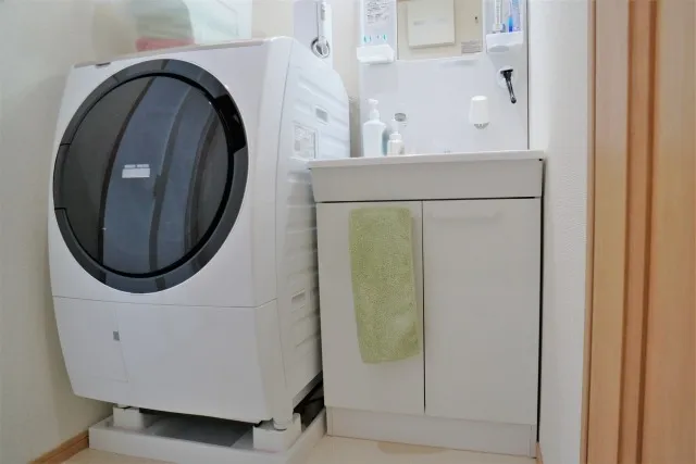 ドラム式洗濯機の吊り上げ搬入が必要なケースとは？