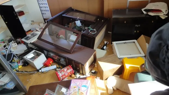 命を守る地震対策！大型家具の転倒を防ぐ最強ガイド