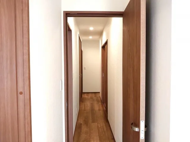 廊下が狭いマンションの画像