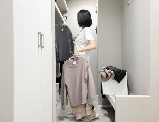 荷造りしている男性の画像