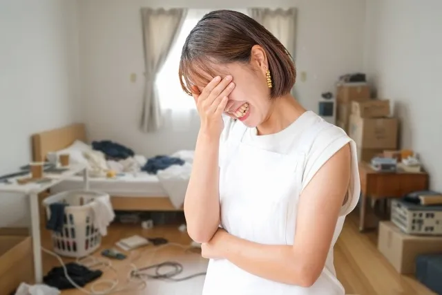 大慌てで荷造りする人の画像